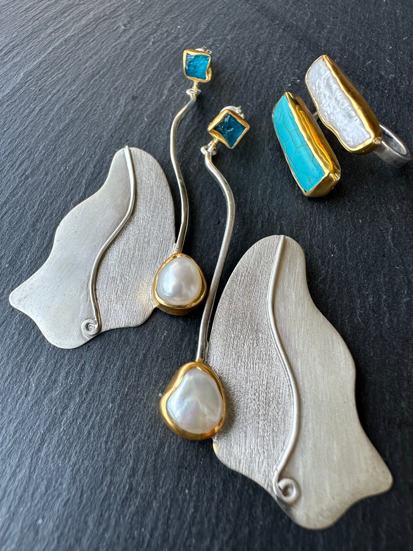 Silver earrings with pearl and apatite