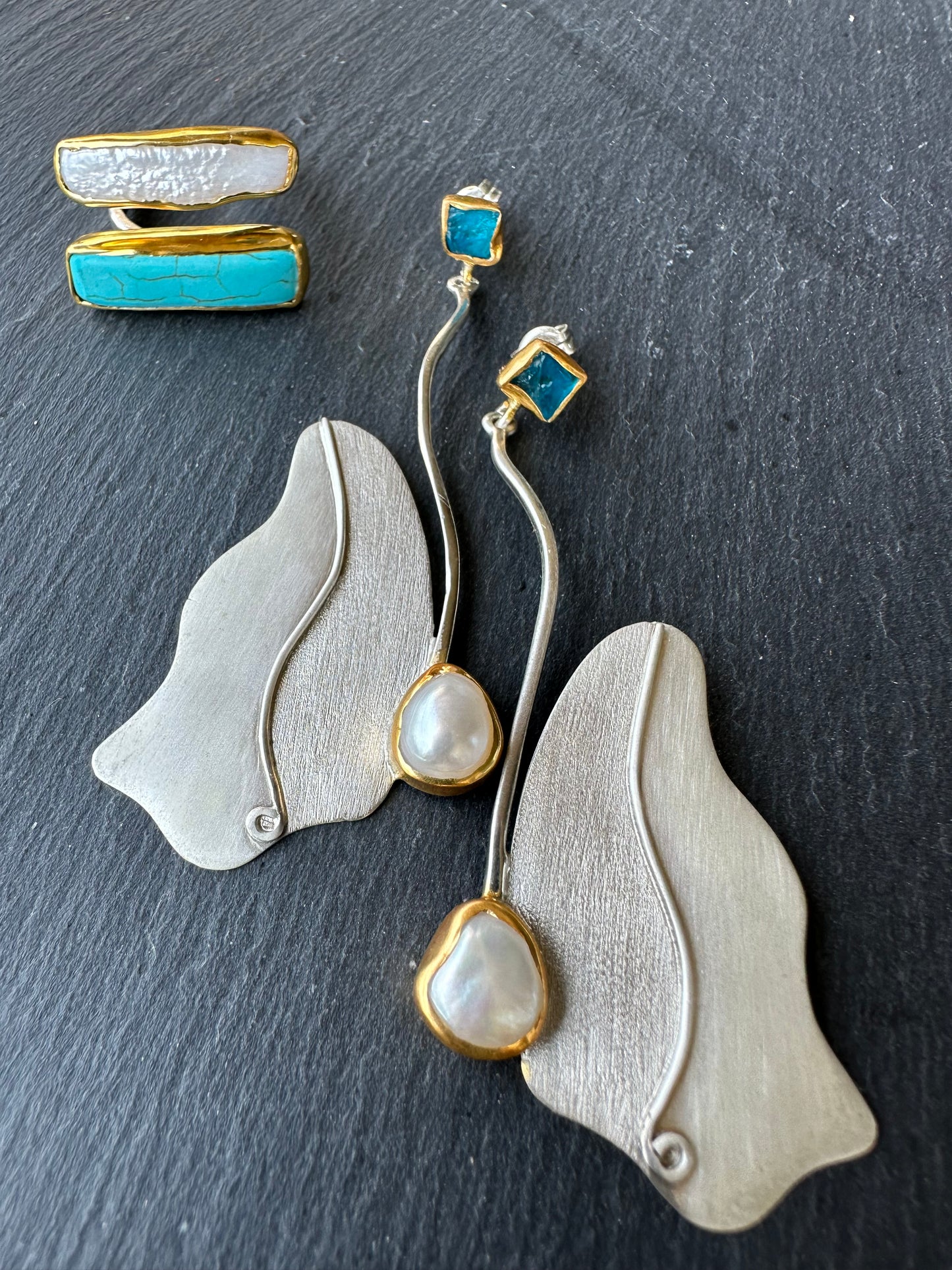 Silver earrings with pearl and apatite