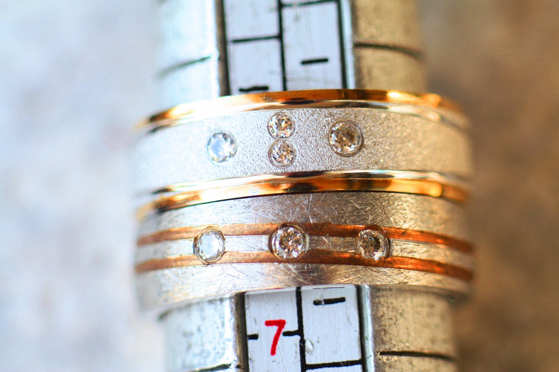 Personalize with diamonds your wedding gold ring