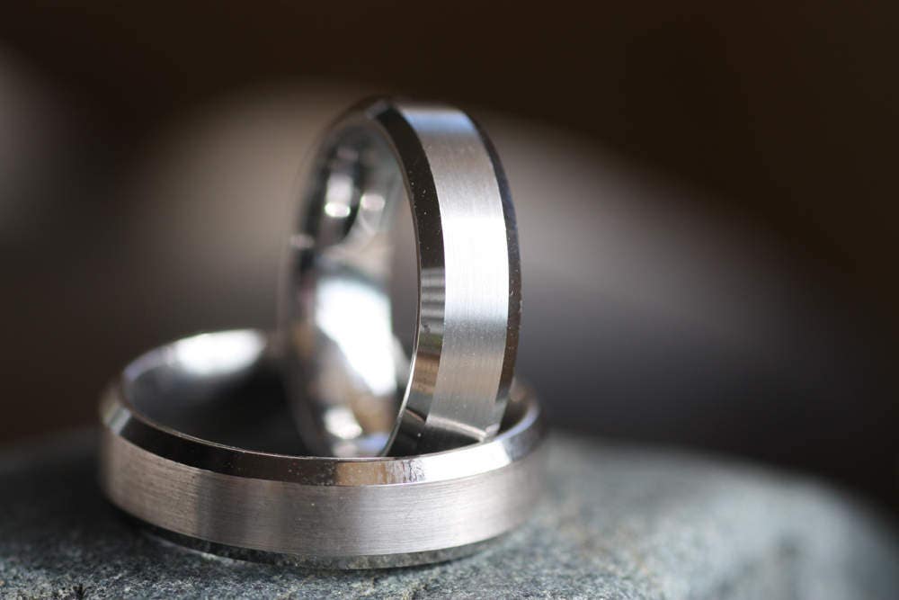 Simple 18K gold wedding engagement ring