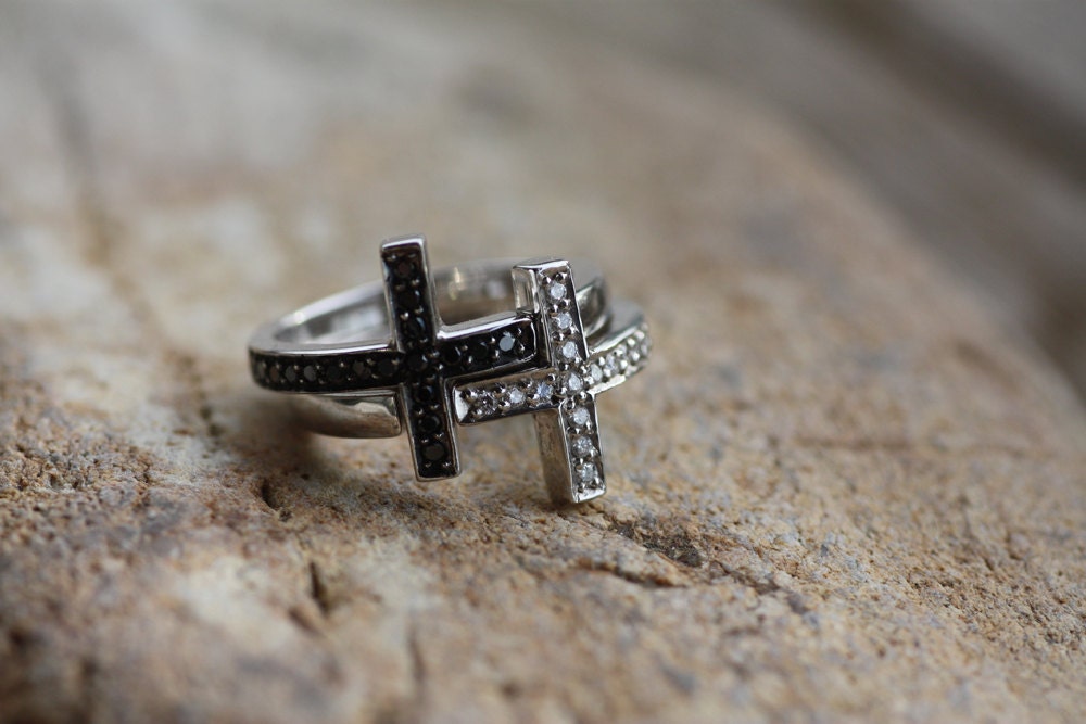 K18 Gold Cross diamonds ring