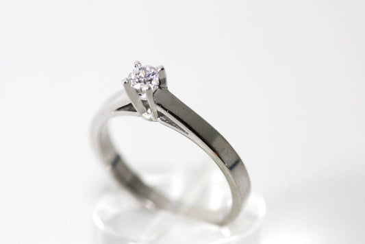 Brilliant cut engagement ring Solitaire White gold