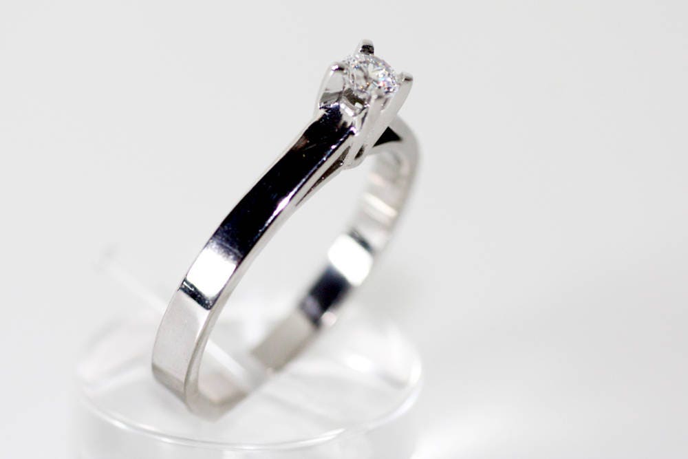 Brilliant cut engagement ring Solitaire White gold