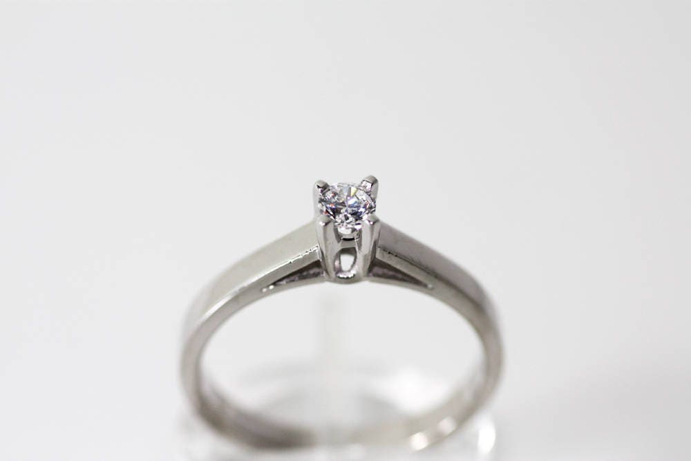 Brilliant cut engagement ring Solitaire White gold