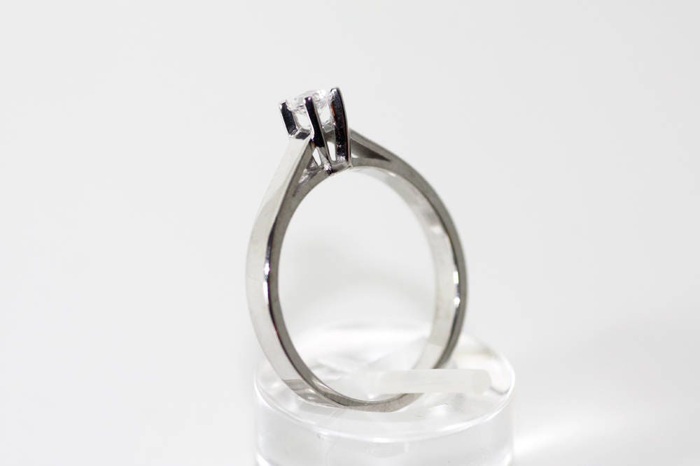 Brilliant cut engagement ring Solitaire White gold