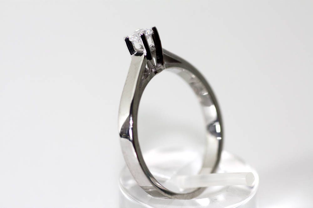 Brilliant cut engagement ring Solitaire White gold
