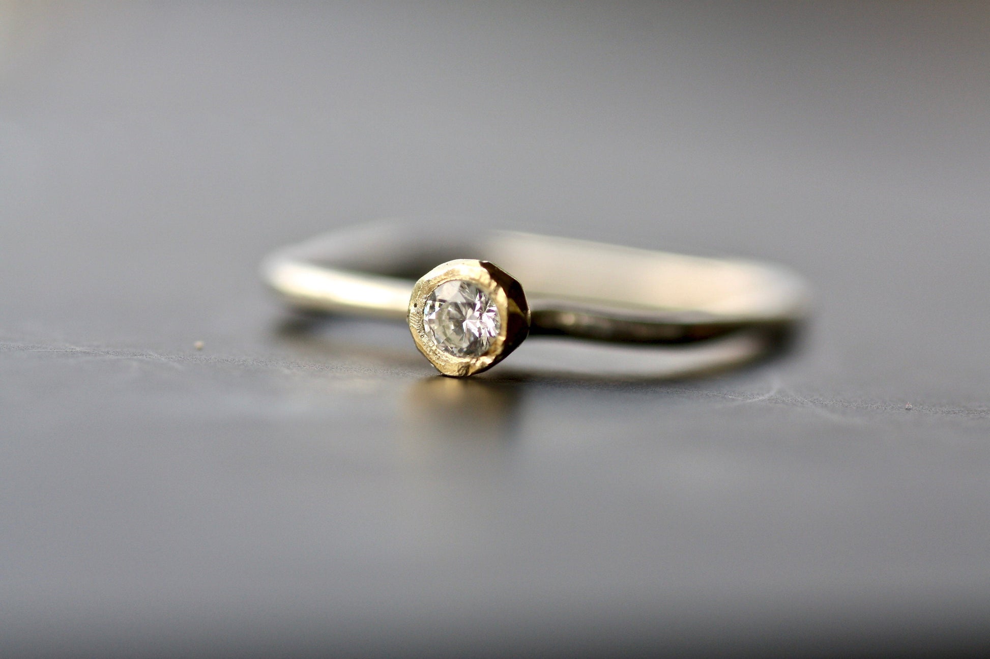 Elegant artistic diamond ring
