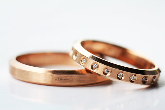 Set of gold plain and eternity diamonds ring