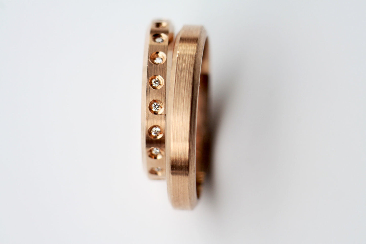 Set of gold plain and eternity diamonds ring