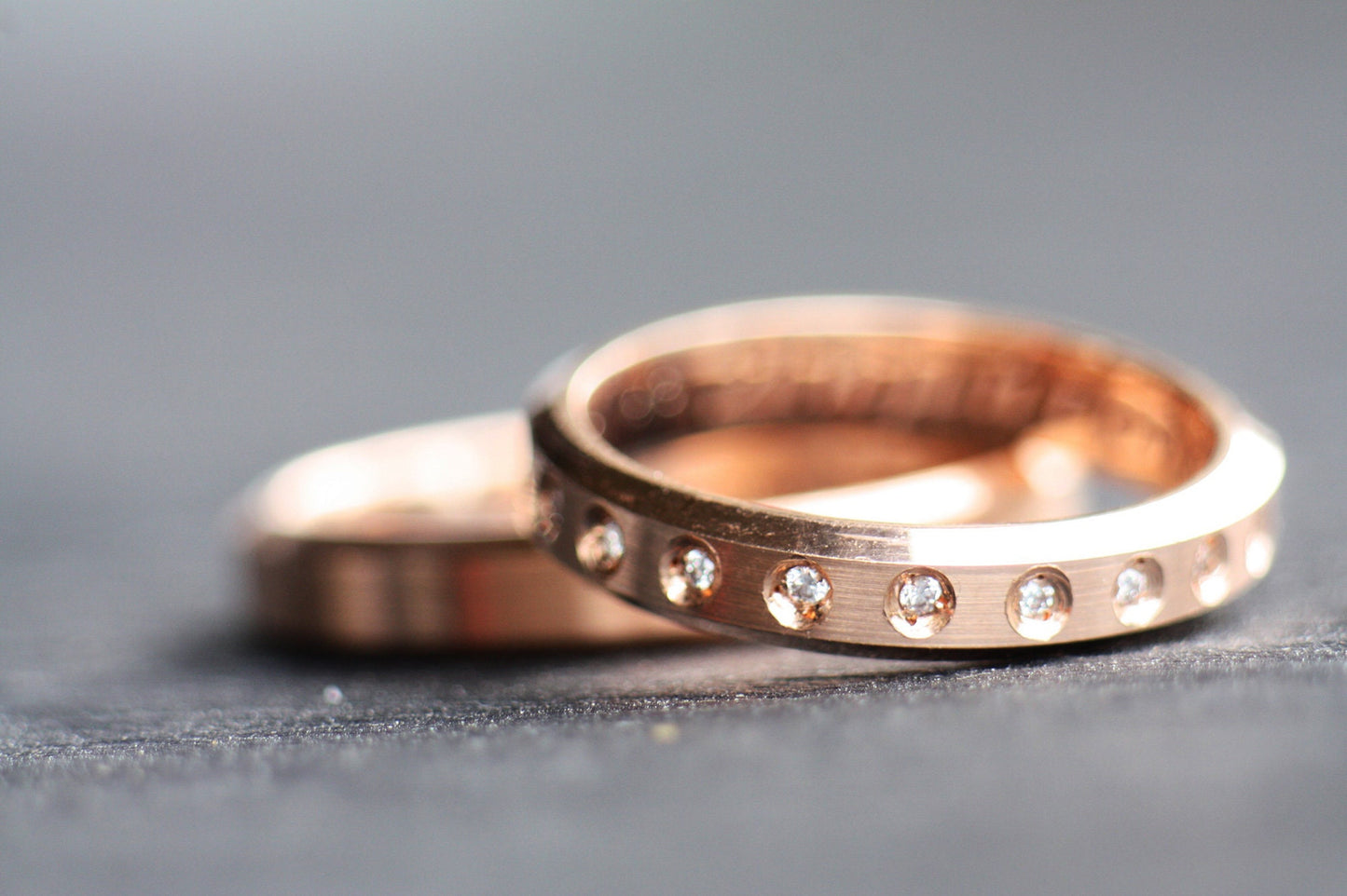Set of gold plain and eternity diamonds ring