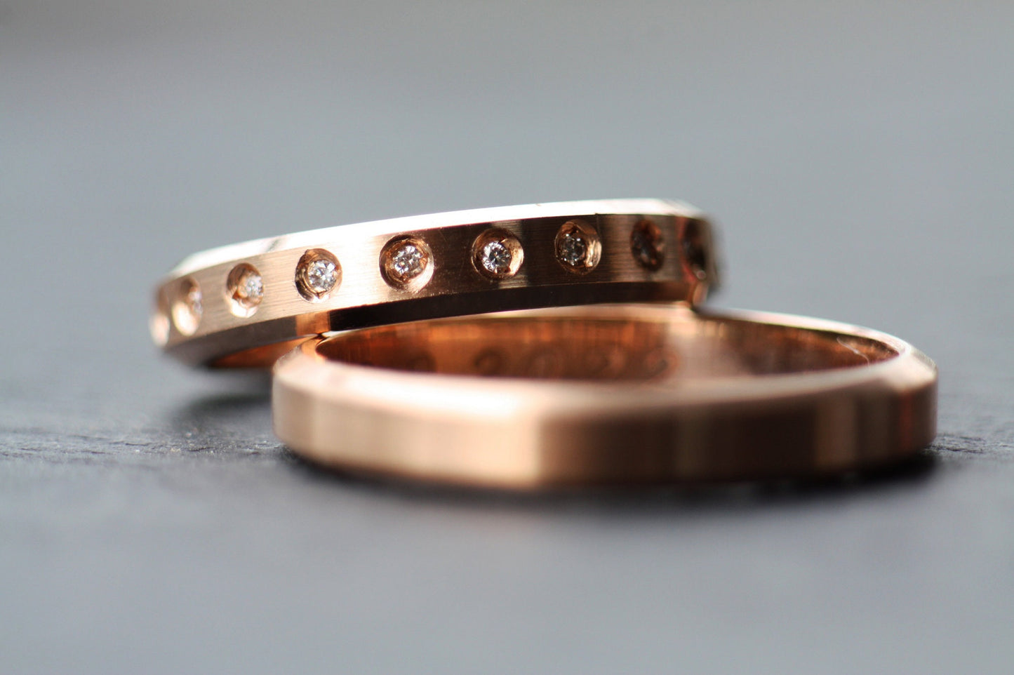 Set of gold plain and eternity diamonds ring