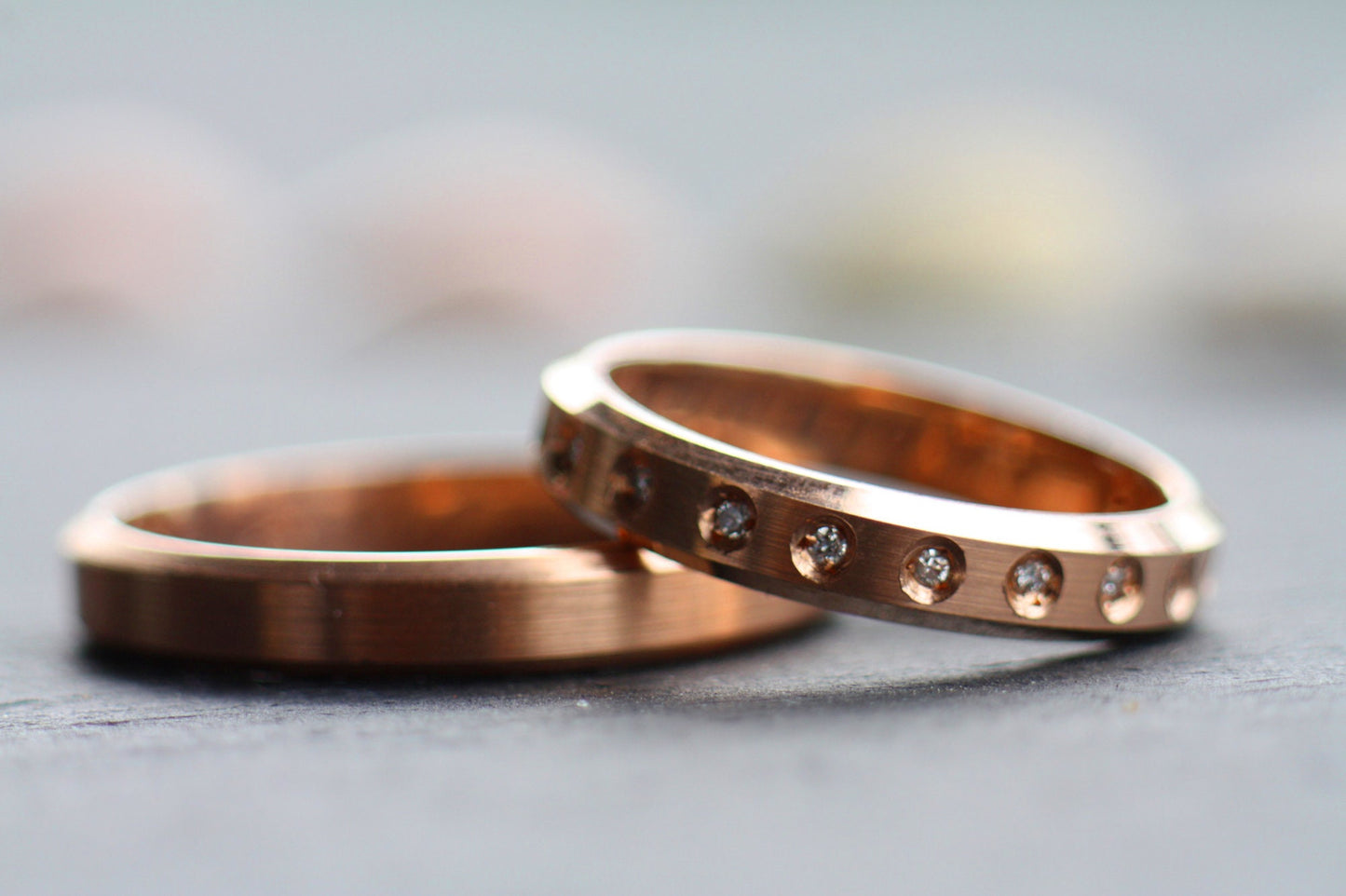 Set of gold plain and eternity diamonds ring