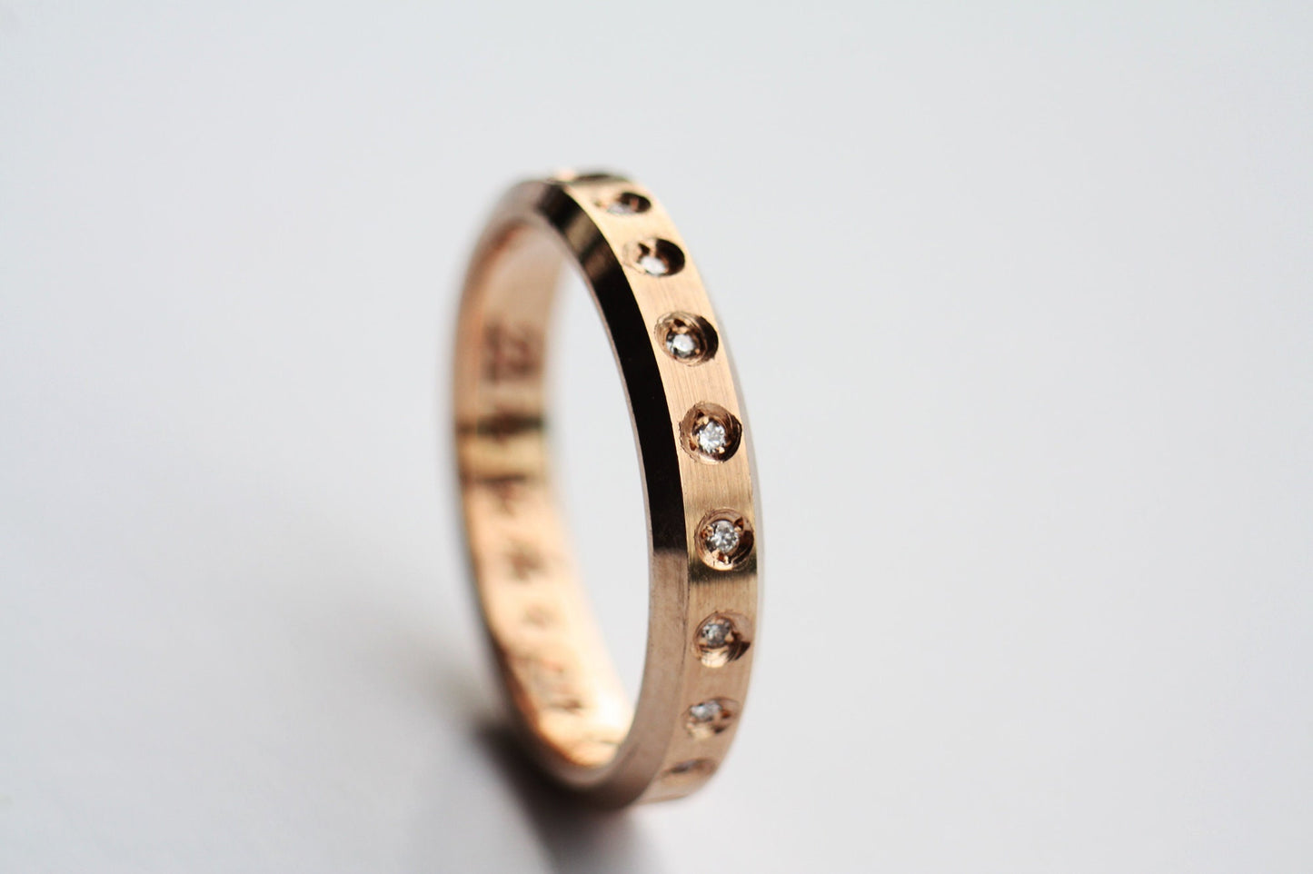 Set of gold plain and eternity diamonds ring