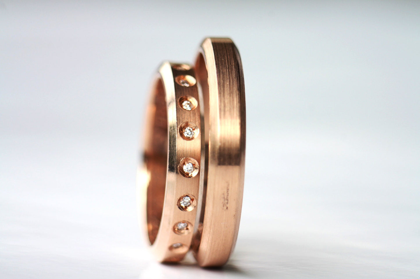 Set of gold plain and eternity diamonds ring