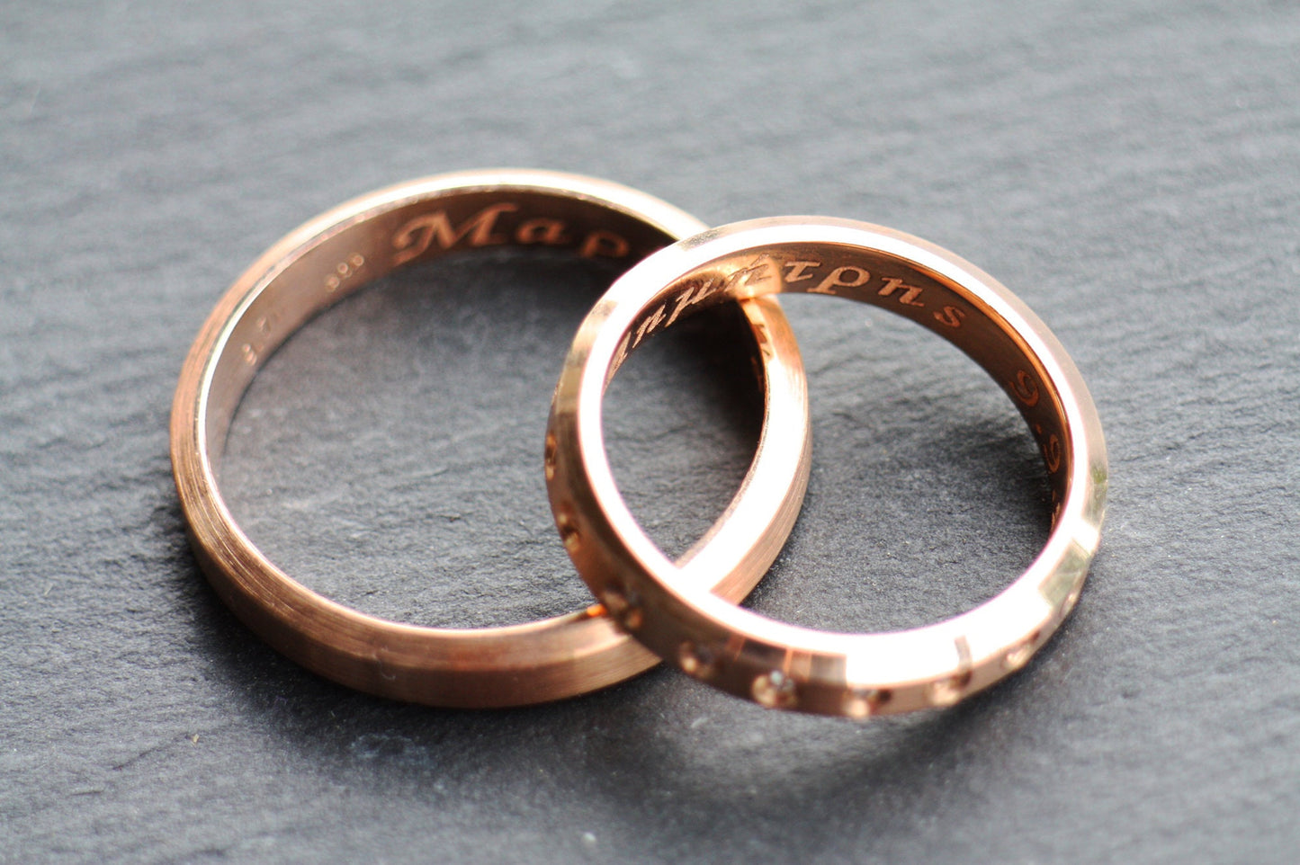 Set of gold plain and eternity diamonds ring