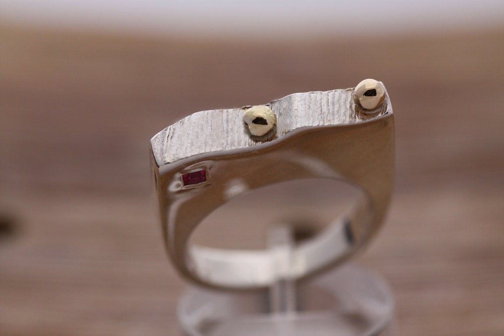 Sterling Silver ring with Gold details and a fine princess cut Ruby