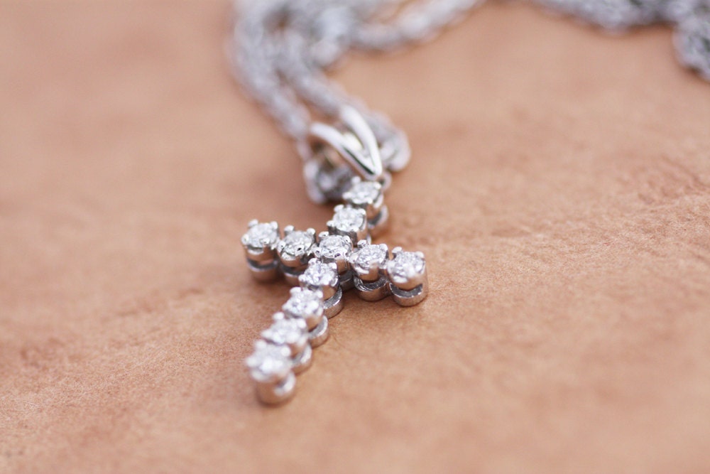 Diamond pendant cross in White Gold for women