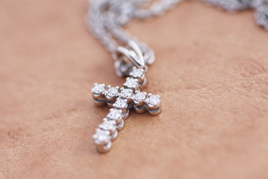 Diamond pendant cross in White Gold for women