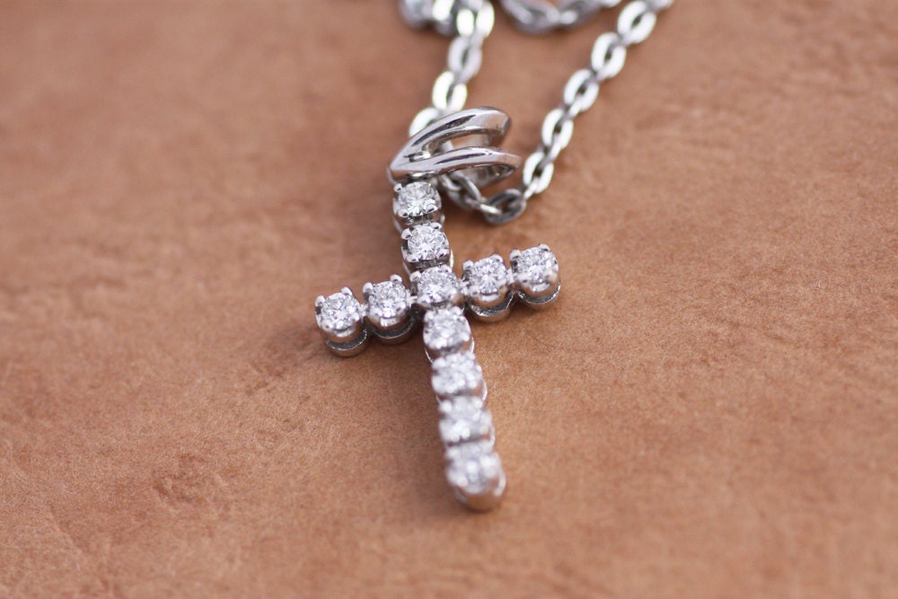 Diamond pendant cross in White Gold for women