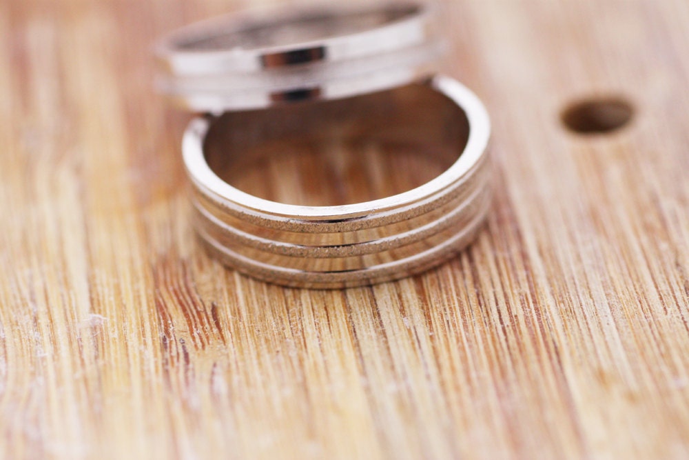 Gold soft brushed pattern ring