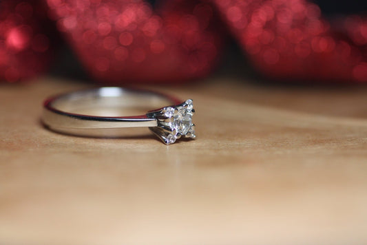White Gold Diamond ring