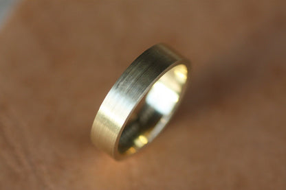 Simple classic solid gold wedding ring