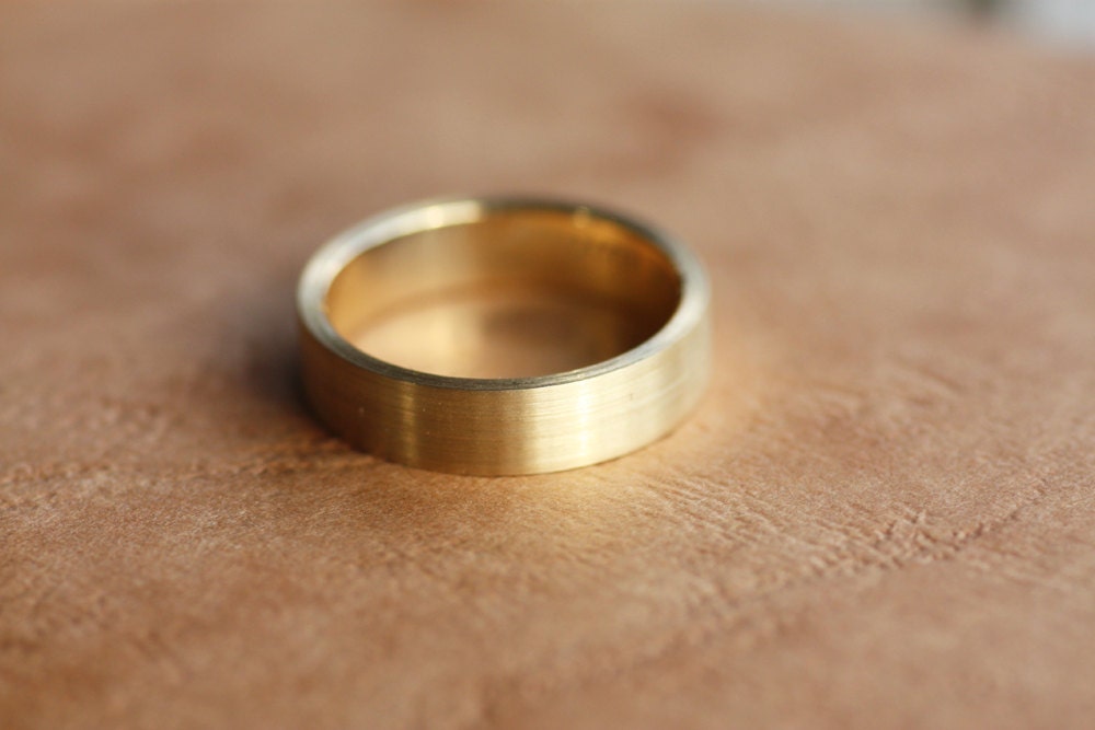 Simple classic solid gold wedding ring