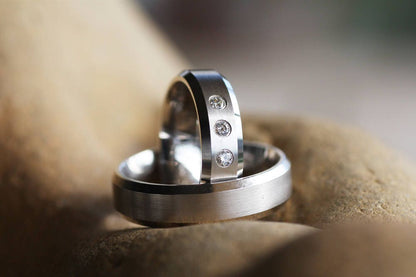Simple 18K gold wedding engagement ring