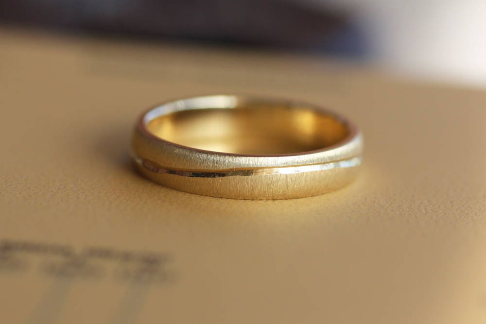 Elegant gold Wedding Band