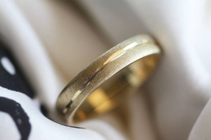 Elegant gold Wedding Band