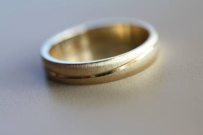 Elegant gold Wedding Band