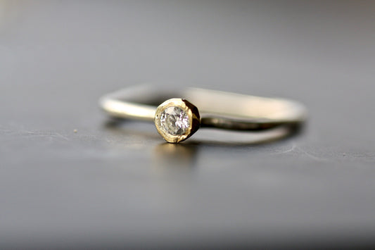 Elegant artistic diamond ring 