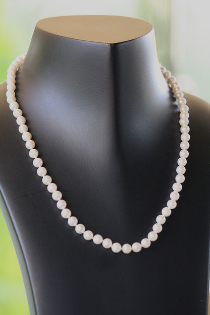 Just choose the colour of the pearls and you will have the necklace exactly as you like it