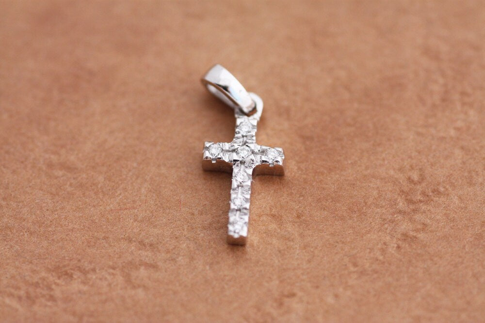 Gold Cross pendant with Round Brilliant Cut Diamonds in White Gold