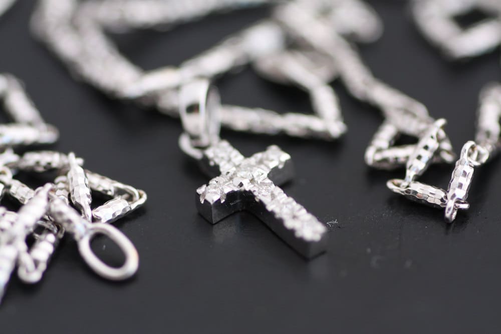 Gold Cross pendant with Round Brilliant Cut Diamonds in White Gold