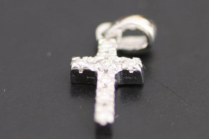 Gold Cross pendant with Round Brilliant Cut Diamonds in White Gold