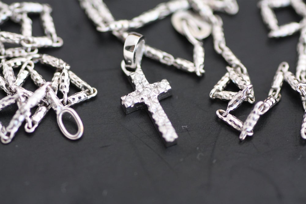 Gold Cross pendant with Round Brilliant Cut Diamonds in White Gold