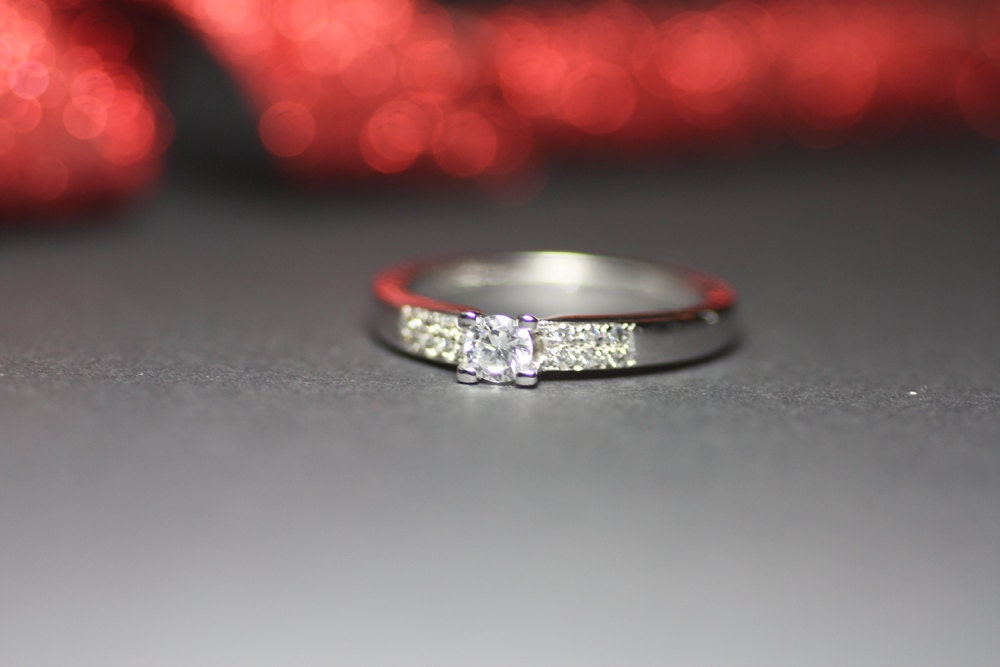 Gold K18 Engagement ring with diamonds