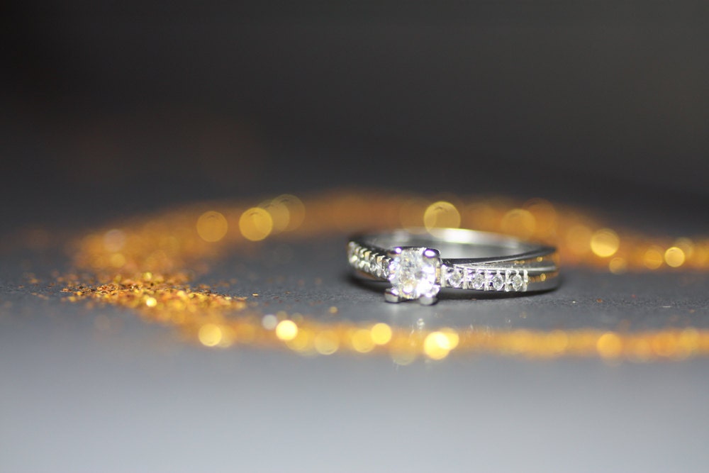 Gold K18 Engagement ring with diamonds