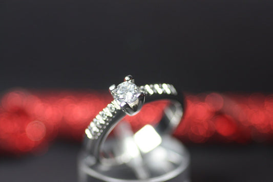 Gold K18 Engagement ring with diamonds