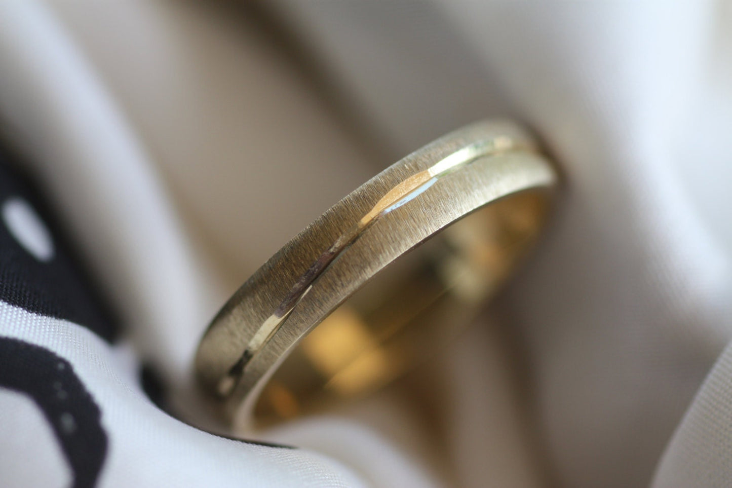 Elegant gold Wedding Band