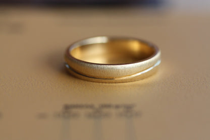 Elegant gold Wedding Band