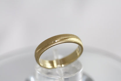 Elegant gold Wedding Band